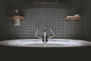 Come rimuovere il silicone indurito dal pavimento e dalle piastrelle
