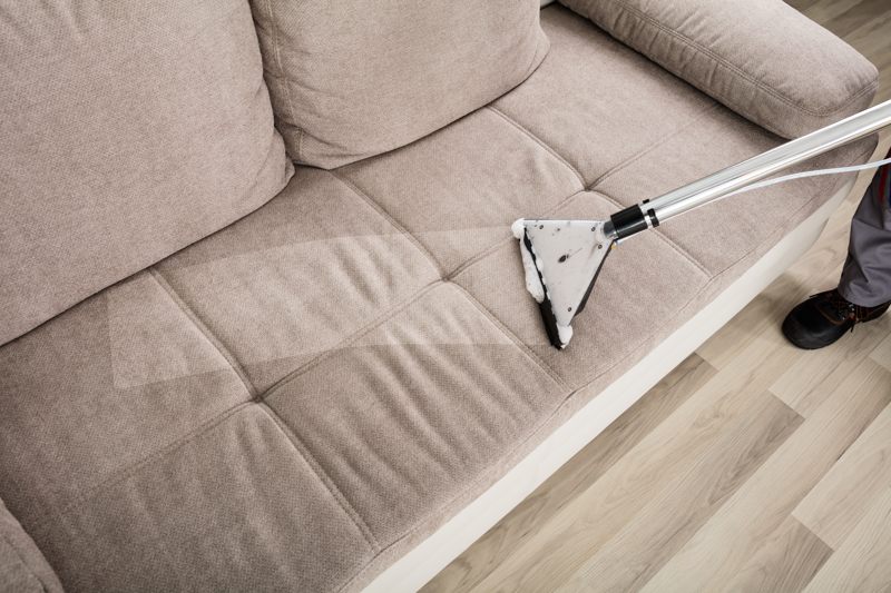 Pulire un divano in tessuto non sfoderabile: come si fa? - Rivista Case