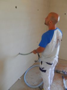 Insufflaggio di schiume isolanti all'interno della parete forata