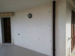 Muratura esterna forata pre-intervento di insufflaggio