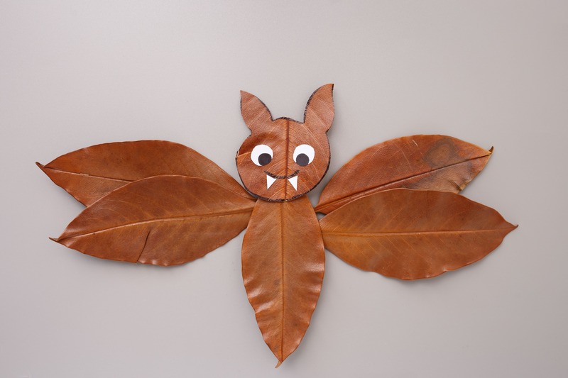 idee halloween, pipistrello con foglie